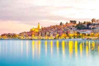 Akdeniz 'deki Fransız Rivierası' nda gün batımında Menton Ortaçağ kasabası, Fransa.