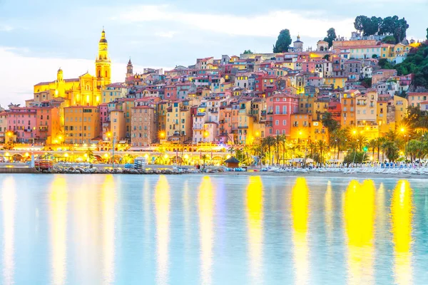 Akdeniz 'deki Fransız Rivierası' nda gün batımında Menton Ortaçağ kasabası, Fransa.