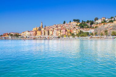 Fransa 'nın Akdeniz kentindeki Fransız Riviera şehri Menton Ortaçağ kasabasındaki renkli binalar.