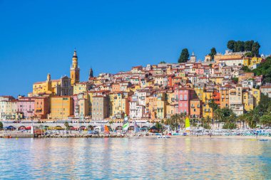 Fransa 'nın Akdeniz kentindeki Fransız Riviera şehri Menton Ortaçağ kasabasındaki renkli binalar.