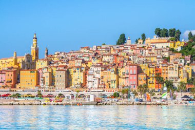 Fransa 'nın Akdeniz kentindeki Fransız Riviera şehri Menton Ortaçağ kasabasındaki renkli binalar.