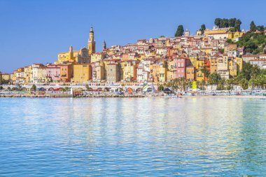 Fransa 'nın Akdeniz kentindeki Fransız Riviera şehri Menton Ortaçağ kasabasındaki renkli binalar.