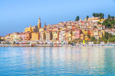 Fransa 'nın Akdeniz kentindeki Fransız Riviera şehri Menton Ortaçağ kasabasındaki renkli binalar.