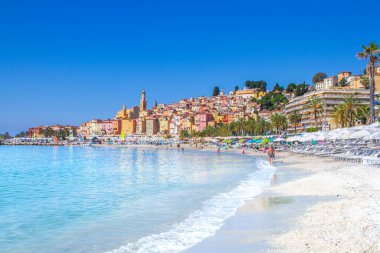 Fransa 'nın Akdeniz kentindeki Fransız Riviera şehri Menton Ortaçağ kasabasındaki renkli binalar.