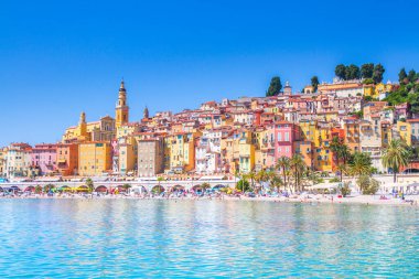 Fransa 'nın Akdeniz kentindeki Fransız Riviera şehri Menton Ortaçağ kasabasındaki renkli binalar.