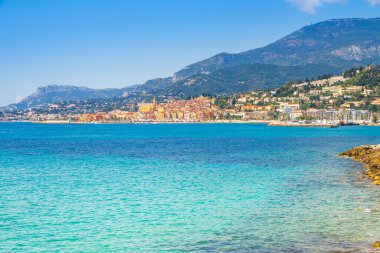 Fransa 'nın Akdeniz kentindeki Fransız Riviera şehri Menton Ortaçağ kasabasındaki renkli binalar.