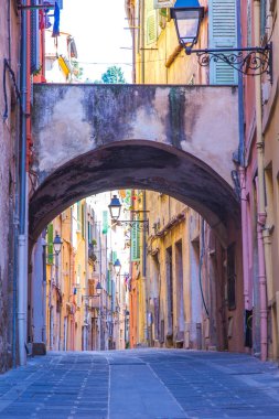 Fransa 'nın Akdeniz kentindeki Fransız Riviera şehri Menton Ortaçağ kasabasındaki renkli binalar.