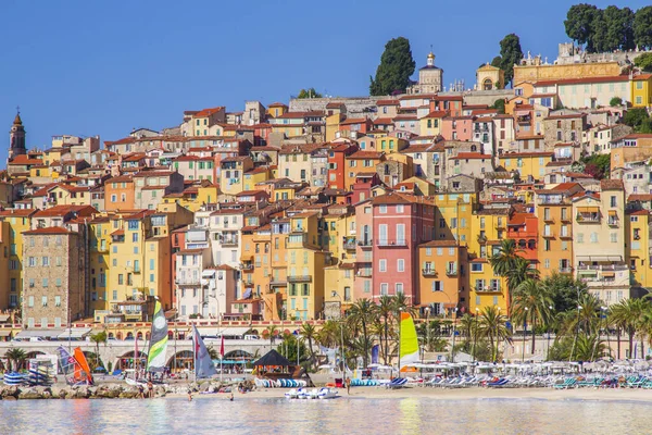 Fransa 'nın Akdeniz kentindeki Fransız Riviera şehri Menton Ortaçağ kasabasındaki renkli binalar.