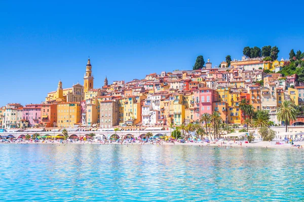 Fransa 'nın Akdeniz kentindeki Fransız Riviera şehri Menton Ortaçağ kasabasındaki renkli binalar.