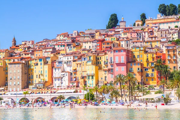 Fransa 'nın Akdeniz kentindeki Fransız Riviera şehri Menton Ortaçağ kasabasındaki renkli binalar.