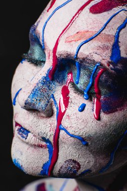 kadının yüzüne boya siyah bir arka plan ile