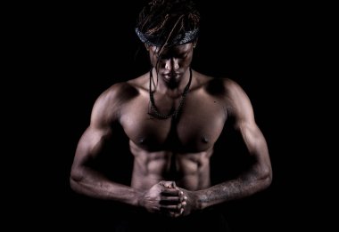 Studio siyah bir arka plan ile gösterilen Afro Amerikan modeli kasları