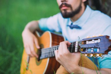 Adam gitar bahçede oynarken