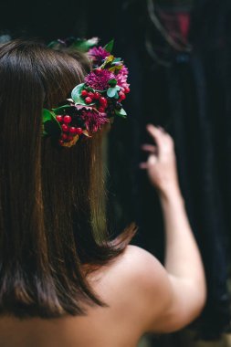 Çilek ve Saçında mor çiçek çelenk