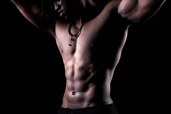 Обрезанный Снимок Человека Стоящего Рубашки Студии Модель Африканского Мужчины Мускулистым — стоковое фото