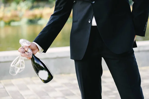 Uomo Elegante Che Tiene Bicchieri Una Bottiglia — Foto Stock