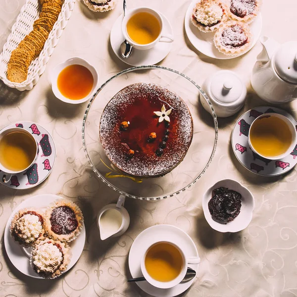 Servierter Tisch Mit Einer Tasse Tee Und Schokoladenkuchen Nahaufnahme — Stockfoto
