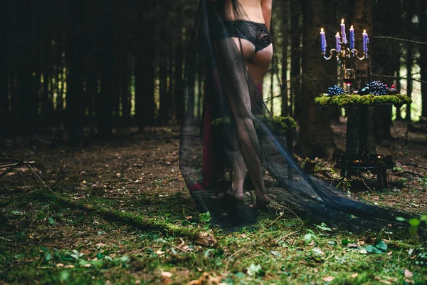 Bruja Con Capa Negra Atraviesa Bosque Hermosa Mujer Vampiro Oscuro —  Fotos de Stock