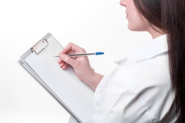 Ayrıntılı bir kadın doktor beyaz arka plan üzerinde izole panosuna yazma 
