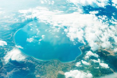 Yüksek irtifada uçak pencereden defne görünümü