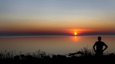 gün batımında erkek siluet. Güzel gün batımı