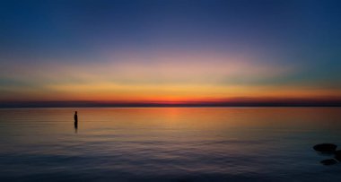 Doğa ile uyum içinde adam kavramı. Gün batımında erkek siluet