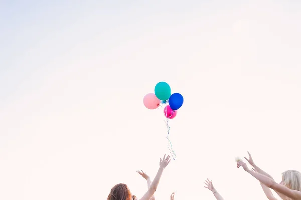 Vrolijke Vrouwen Laat Lucht Ballonnen Lucht Vliegen — Stockfoto