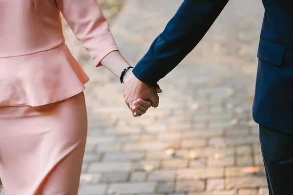 Paar Bedrijf Handen Strak Lopen Geplaveide Weg — Stockfoto