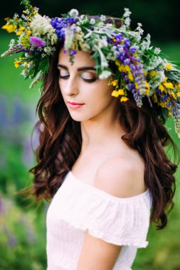 Kafasına çelenk ile seyir kız portresi. Doğa portre açık.