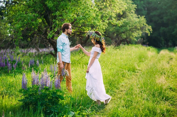 Jovem Casal Apaixonado Meadow Date Prado — Fotografia de Stock