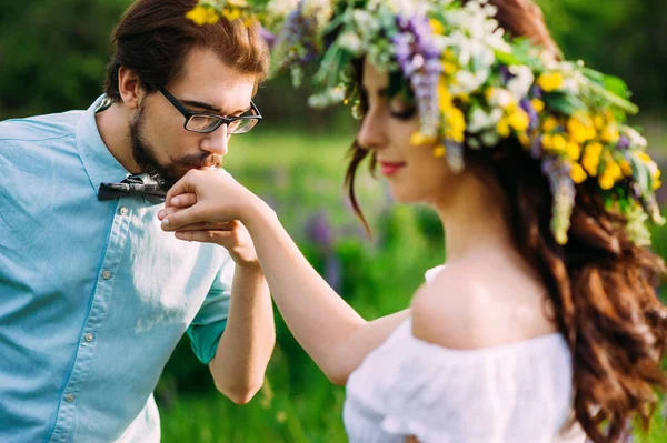 Knappe Man Met Een Baard Een Blauwe Denim Overhemd Zacht — Stockfoto