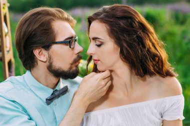 hoş bir çift birbirlerine öpücük beklentisiyle uzanarak