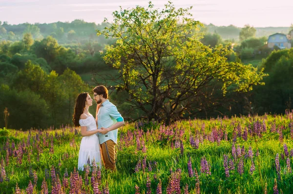 Een Paar Liefde Een Prachtig Landschap Staan Dichter Bij Elkaar — Stockfoto