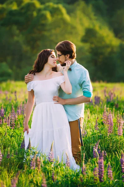 Een Man Die Zijn Vrouw Omarmen Zachtjes Klaar Geven Haar — Stockfoto