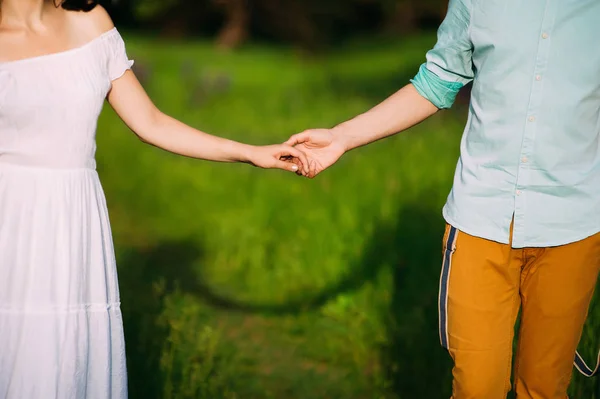 Ρομαντικό Ζευγάρι Κρατώντας Χέρια Απαλά Σκιά Τους Στο Γρασίδι — Φωτογραφία Αρχείου