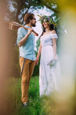 Tatlı çift pahalıya birbirlerine gülümseyen