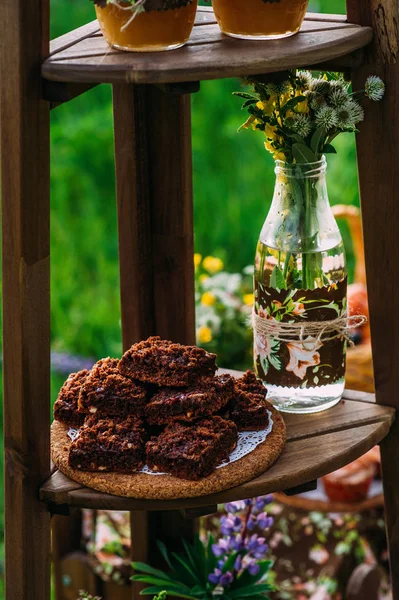 Einige Frisch Geschnittene Schokoladenkuchenscheiben Neben Einer Dekorierten Glasflasche Mit Niedlichen — Stockfoto