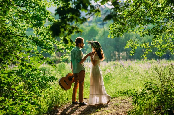 Encantador Casal Abraços Floresta — Fotografia de Stock