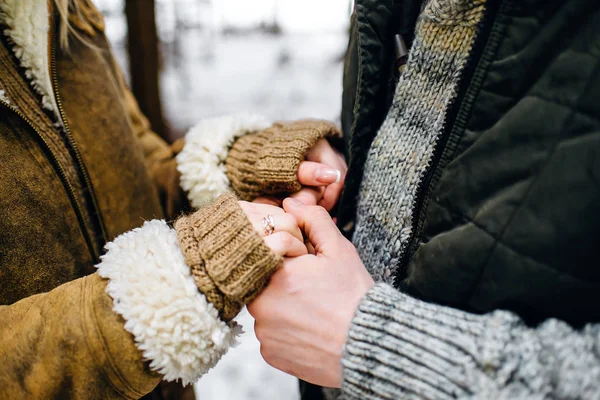 Pár Téli Pulóverek Meleg Kabátok Kézenfogva Édesen — Stock Fotó