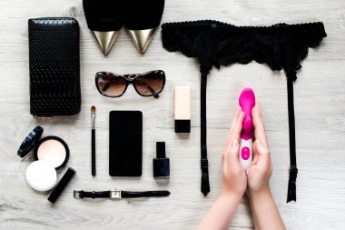 Üstten görünüm için kadın kadın moda aksesuar. Eller, güneş gözlüğü, yüz pudrası Oyuncak sex, yapmak fırça, tırnak cilası, saat, cep telefonu, ruj, altın sivri ayakkabı, çanta.