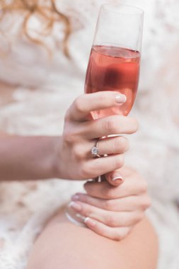Gelin güzel pembe şampanya tutan eller