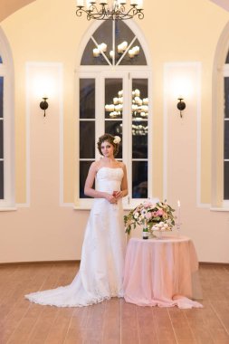 Hafif bir odada güzel gelin