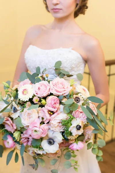 Enorme Bouquet Mani Giovani Spose — Foto Stock