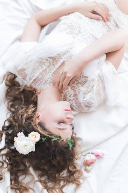 Hazırlanıyor bir sabah gelin portresi. Kadının üstten görünüm