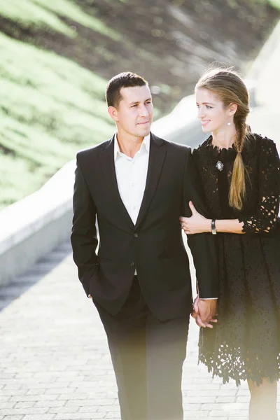 Casal Feliz Andando Ela Está Olhando Para Ele Amorosamente — Fotografia de Stock