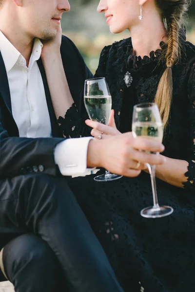 Jong Paar Drinken Champagne Van Mooie Glazen Gelukkig Kijken Naar — Stockfoto