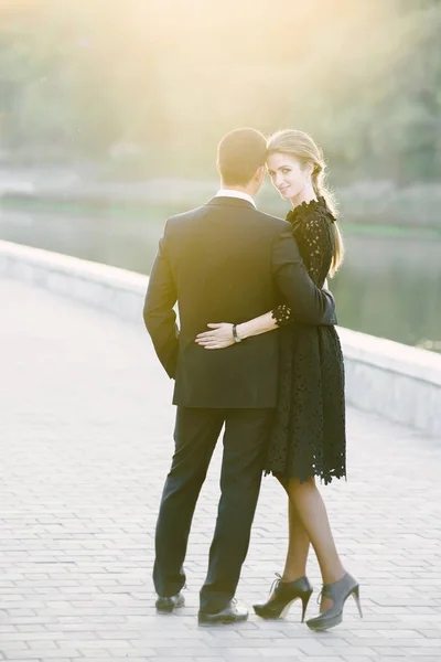 Mujer Joven Vestido Negro Encaje Abraza Hombre Espalda Sonriendo Felizmente — Foto de Stock