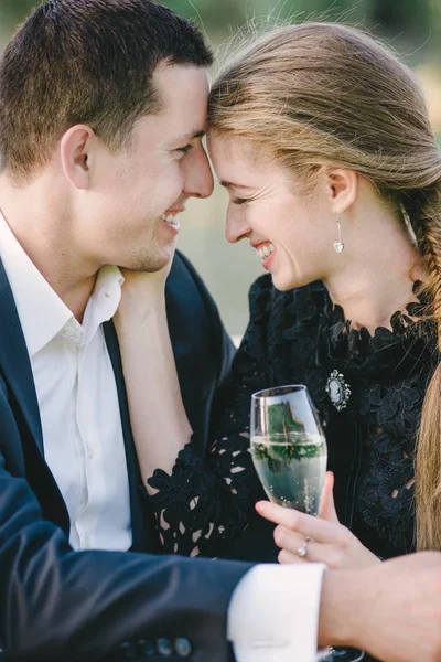 Casal Elegante Rindo Juntos Alegremente Uma Taça Champanhe Suas Mãos — Fotografia de Stock