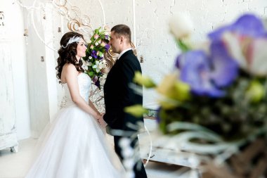 Mutlu çift siyah ve beyaz evlenmeye hazır. Gelin ve damat elele