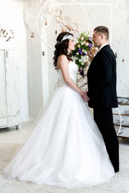 Gelin ve damat elele. Bir çift birbirine gözlerine bakmak düğün öncesi